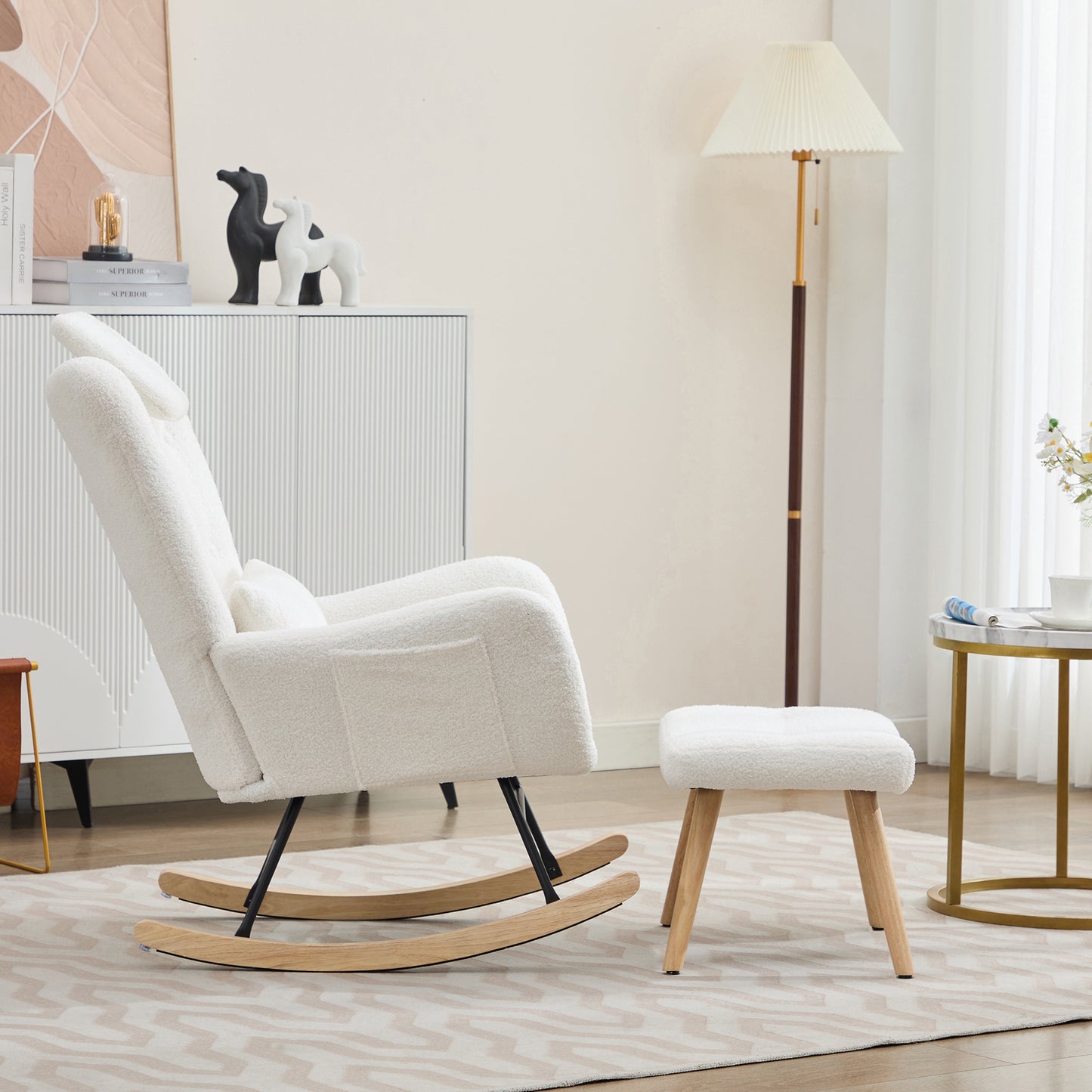 Schommelstoel met Voetenbank in Teddy Stof – Comfortabel & Tijdloos Design